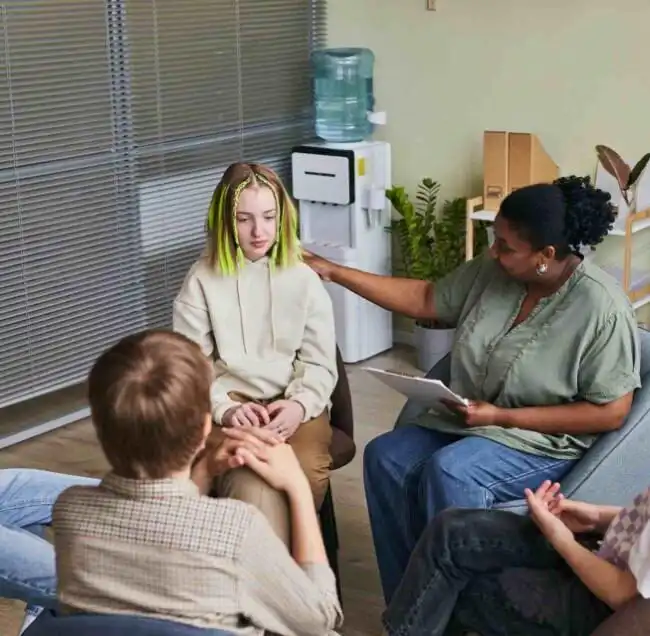 Group therapy session for addiction rehab vs outpatient treatment decision