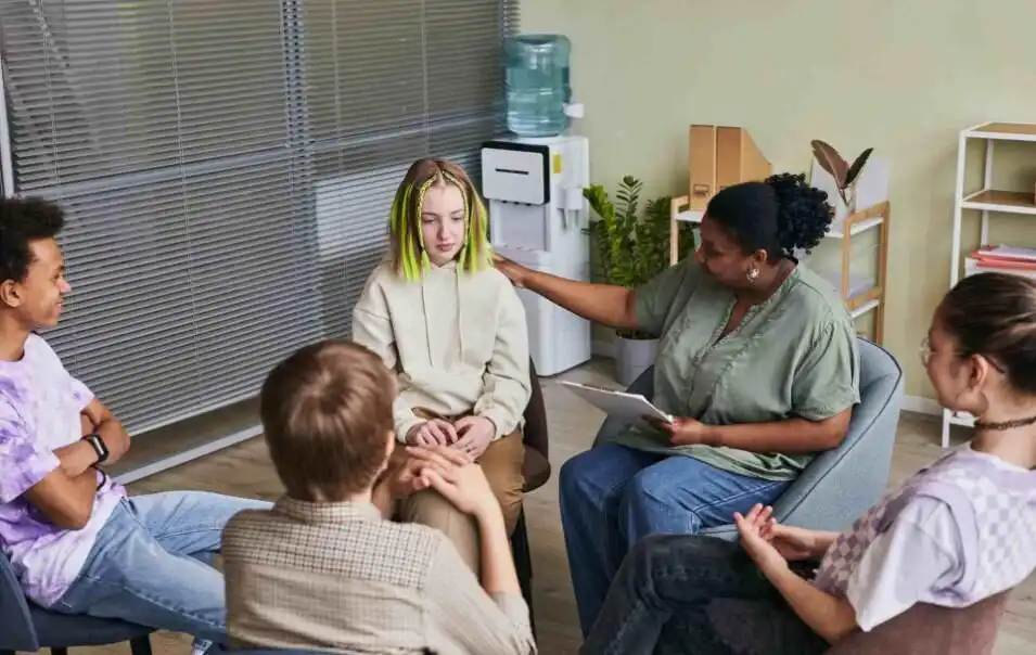 Group therapy session for addiction rehab vs outpatient treatment decision